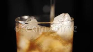老式鸡尾酒。 调酒师用调酒师的勺子把糖、安格斯图拉、冰块和波旁威士忌混合在岩石玻璃中。 玻璃